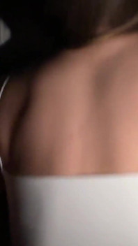 Orgasmo real con eyaculación vaginal en vídeo nocturno en casa.