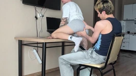 Sedotto il fratellastro per fare sesso, lecca il buco del culo e seduta sul suo grosso cazzo