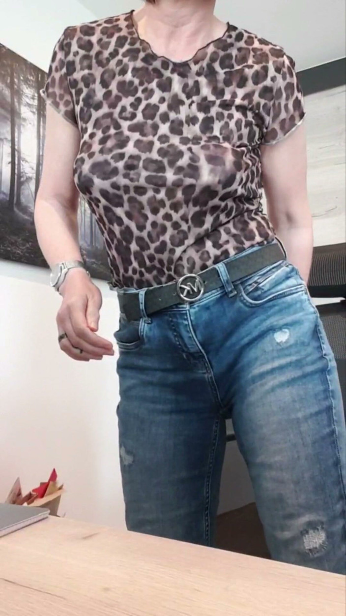 JulieEroticDress: 사무실에서 줄리 누드