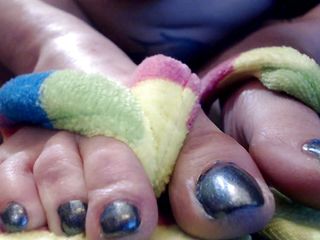 Abby Anna: Closeup toe menggerayangi sandal jepit telanjang