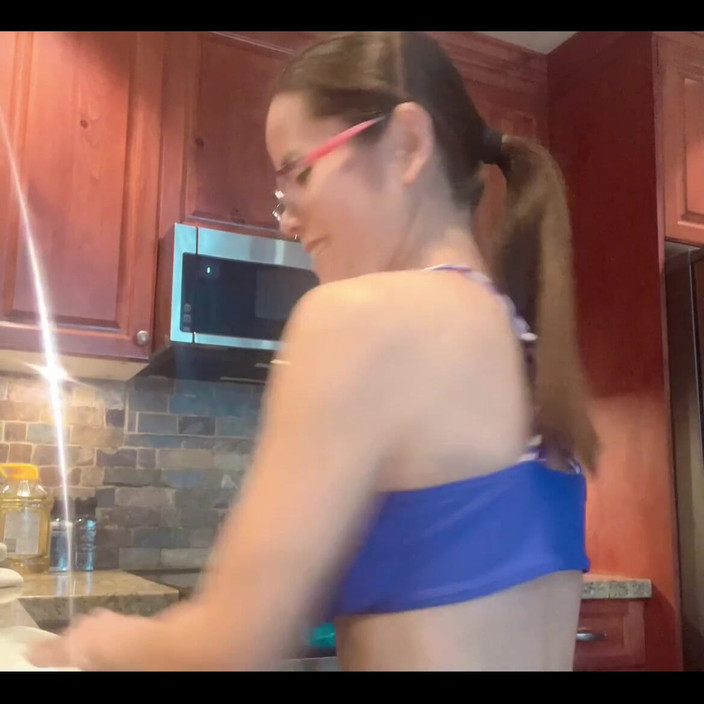 sweethanajapanese: 厨房里的性感