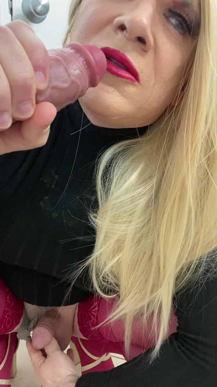 MadisonCD2025: Napalona Sissy Crossdressing Trans Prawie spuszcza się na kutasa, a...