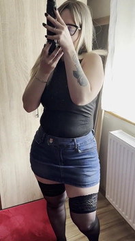 Masturbation avec une énorme bite noire dans une mini-jupe en jean