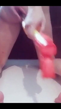 Stuiterend op zuiger en 40 cm watergun met grote pikmeisje Lina!