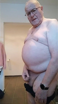 음경과 젖꼭지로 벌거벗은 채로 놀기