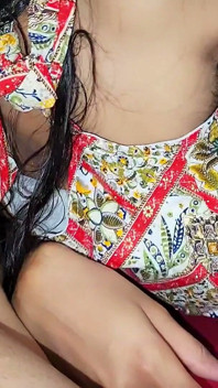 Sexy desi holka s dojícími prsy polyká mrdku
