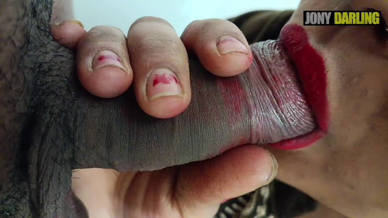 Jony Darling: Detailní záběr na sání Tinny Dick hluboko do krku