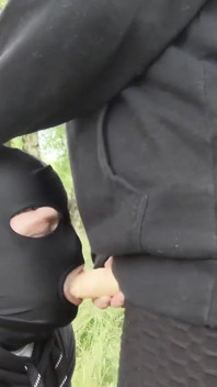 Anale hachelijke situatie (gevingerd in het bos)