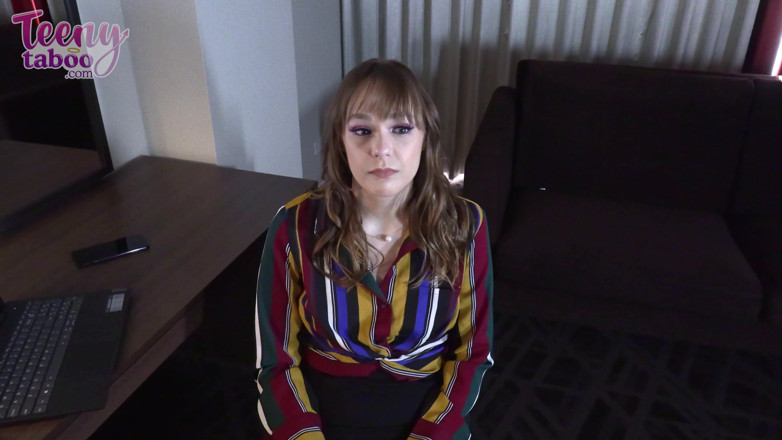 Teenytaboo: Rebecca Vangaurd en entrevista con asistente de preñada