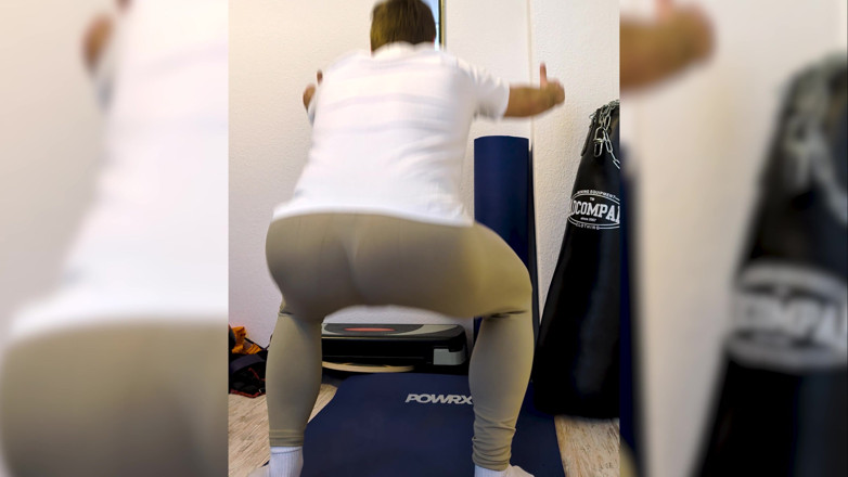 Alex Butt: Cvičení a stříkání v těsných legínách