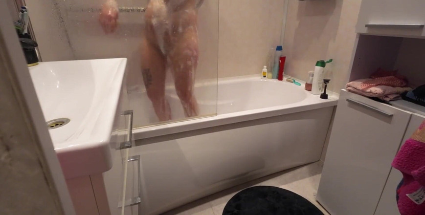 Emma_Alex: Спостерігаючи за моєю зведеною сестрою у ванній кімнаті. Які прекрасні великі натуральні цицьки і соковита пизда. Вставив би її член в мигдалинки.