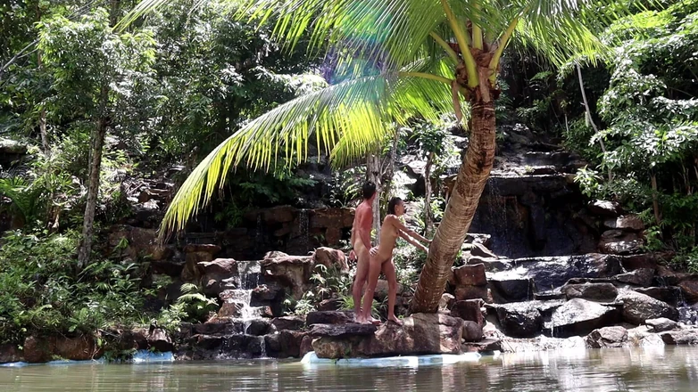 Magia Rosa: Alone in a Waterfall