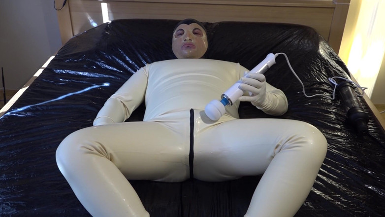 Latex Danielle Cum Slave: Danielle, în latex, spermă sclavă!