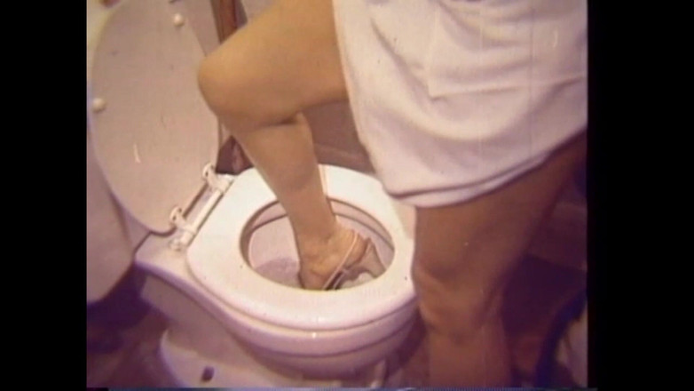 Vintage megastore: 공공 화장실에서 섹스하는 핫한 소녀