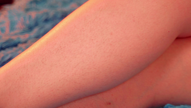 Arya Grander: Hairy legs close-up video slowly tease
