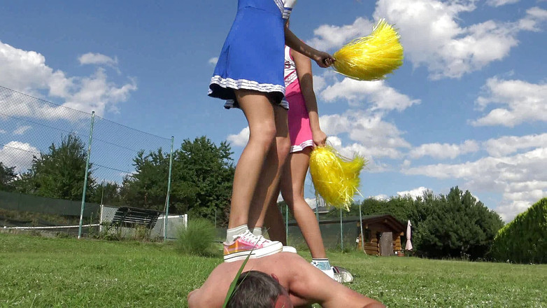 Femdom Austria: Une pom-pom girl s'amuse au piétinement !