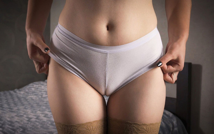 Teasecombo 4K: MILF in nackten strümpfen neckt weißes höschen, cameltoe und oberschenkel-lücke...