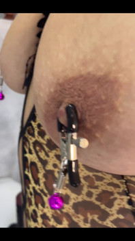 Entrenamiento anal justo en el baño!