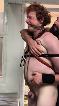 Für papi gefesselt. Bärtiger meister benutzt chris hunter