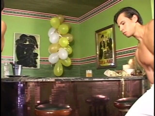 Gays Case: Randy hombre chupando polla toma polla en su culo y...