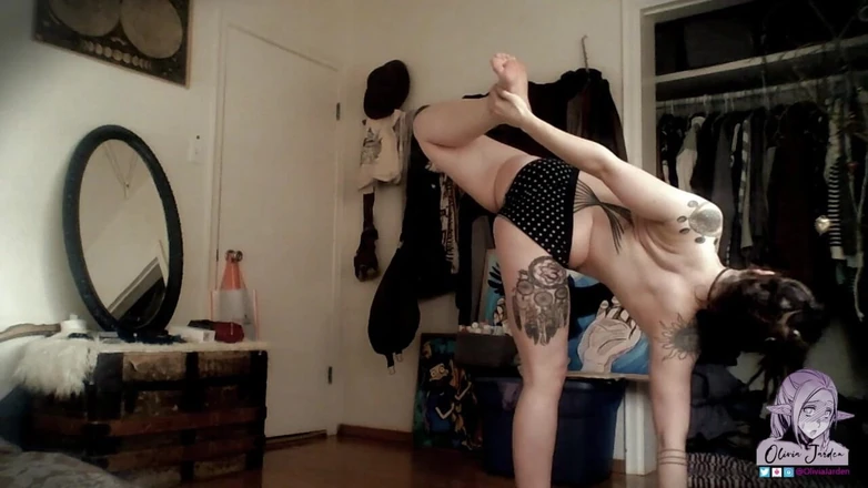 Olivia Jarden: Silly Naked Yoga Flow