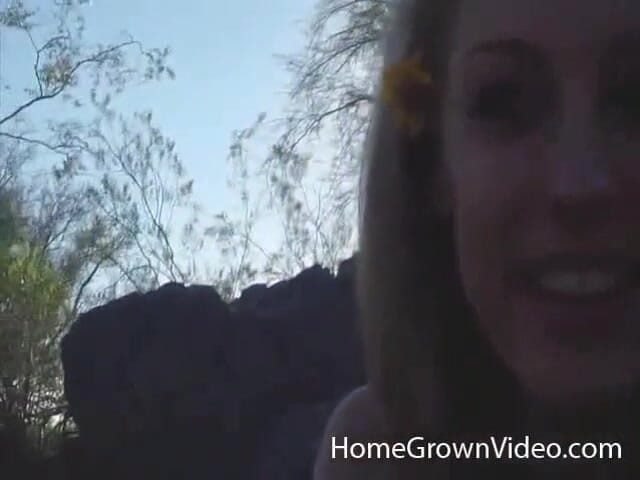 Homegrown Outdoor Sex: Daisy suge pula lui Duke sub pasajul suprateran