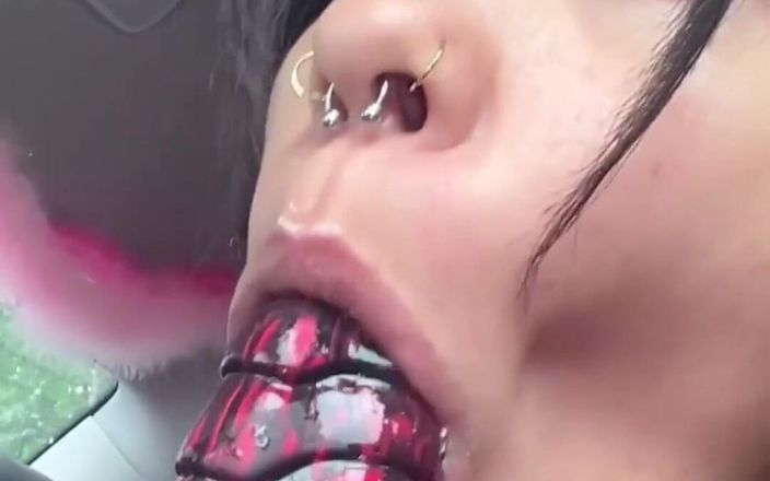 theunholychi: Un dildo salivoso succhia sul sedile posteriore