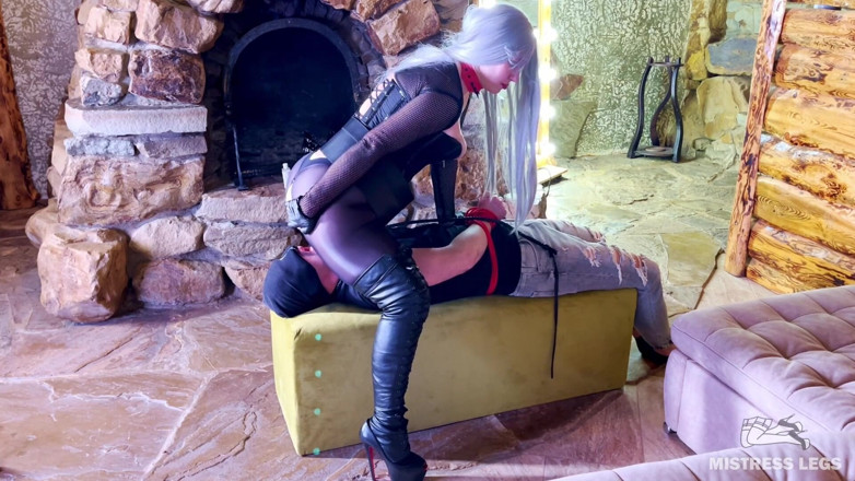 Mistress Legs: Nylon sentando na cara - gozada interna na boca cheia e...