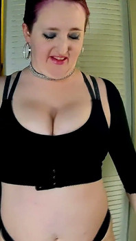 Une MILF suce une branlette espagnole, éjaculation entre les seins