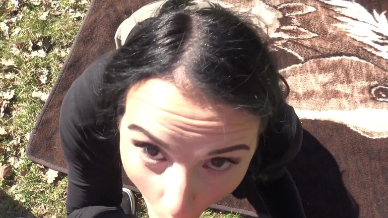 German Fuck Girls: レイシーの初めての屋外フェラチオ!