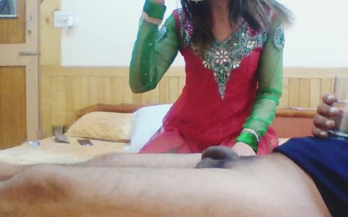 Bolly Karma: Milf le dio a su marido para follar su coño...