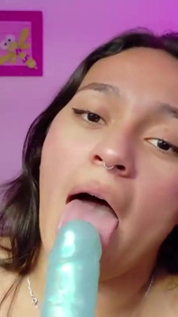 Drobná dívka masturbuje před kamerou a má orgasmus