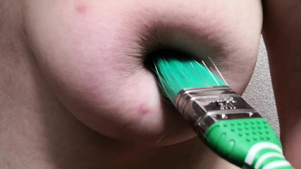 Bouncy Tits Action: Pincement des tétons avec une brosse à peindre
