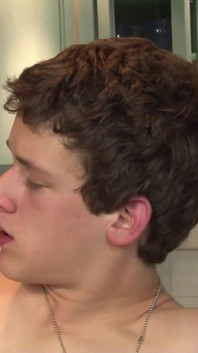 Tânărul homosexual se fute între ei în bucătărie