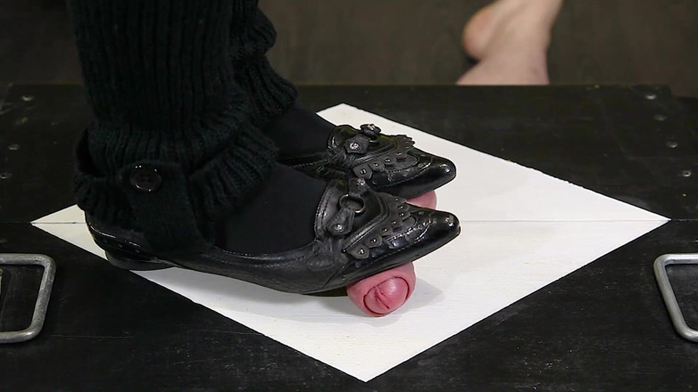 House of Era: Esmagada por sapatos de balé com marchas CBT