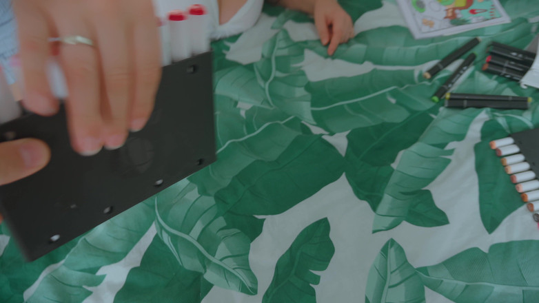 Mrs Wetslavs: Ma femme avait des crayons et le sexe est sorti....