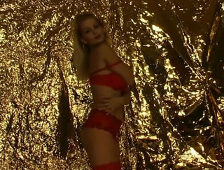 Flash Model Amateurs: Zrzka prostě sedí svému tělu