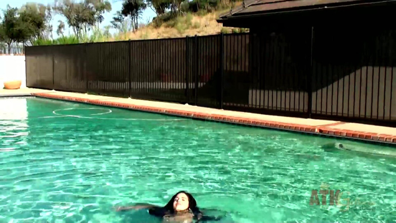 ATKIngdom Fans: Beauty babe enjoys on swimming pool