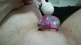 Sklavin adashah in einer kleinen keuschheit eingesperrt. Mit einem großen Vibrator in den arsch gefickt und mit kleinen Vibrator masturbiert