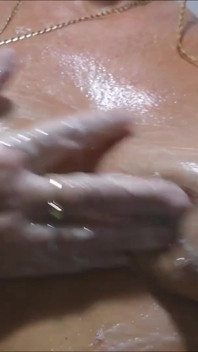 Afeitando Mis Axilas Y Lavando Mi Cuerpo Desnudo En Burbujas