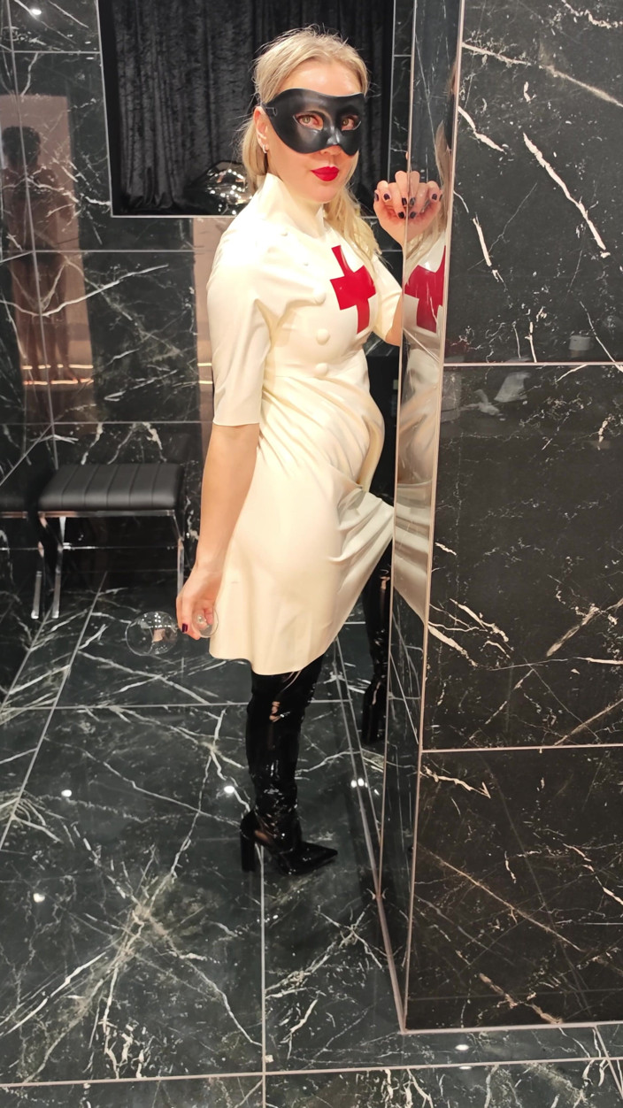 Adelina Noir: Peeing in the Toilett