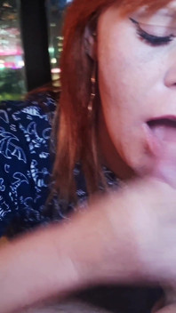 Roșcata îl vede pe un bărbat masturbându-se la fereastră și decide să-l ajute