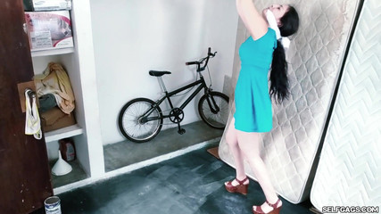 Selfgags Latina Bondage: Párty dívka navlečená na půdě