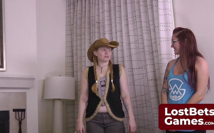 Lost Bets Games: Julie и Sassy сталкиваются с лицом в игре стриптиз, кадры тела, игра дартс