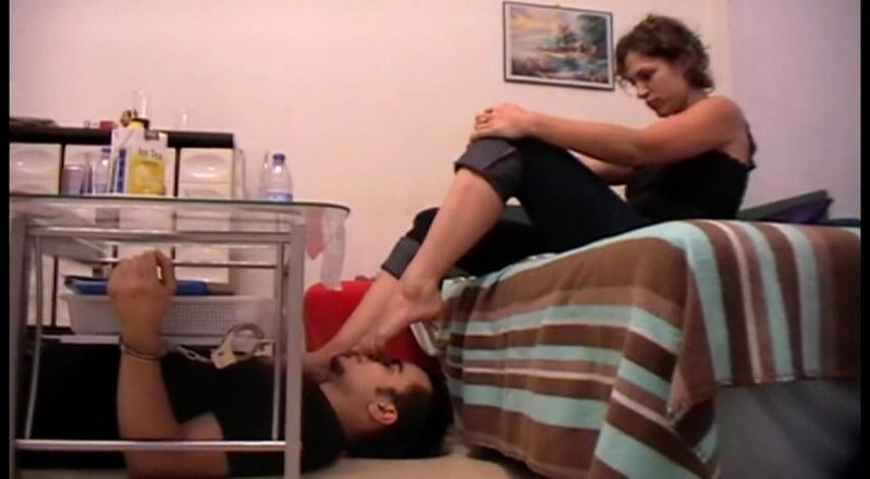 Foot Girls: Schiavo del piede sotto il tavolo