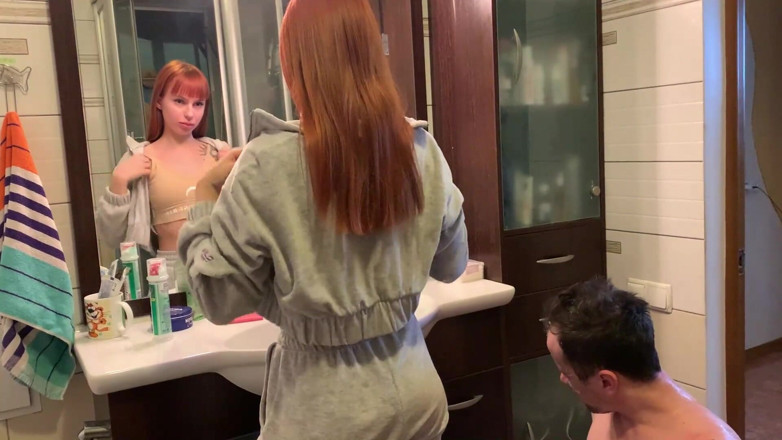 Petite Princesses Femdom: La ragazza rossa si lava i denti e sputa nella...