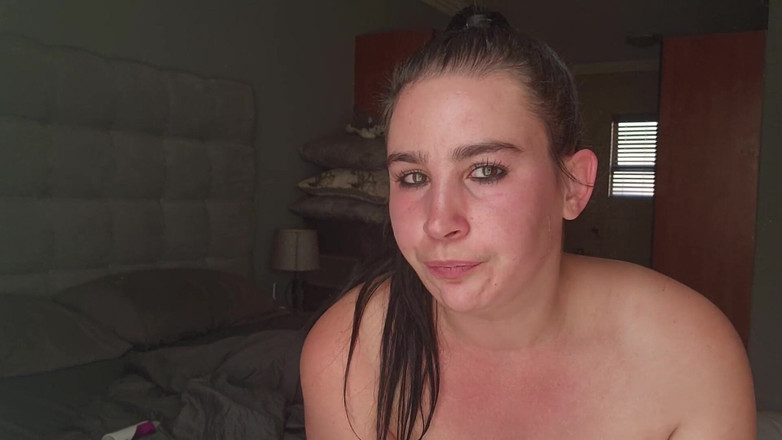 domslutfucker: मोटी रंडी अपने सभी 3 छेदों को चोदते हुए खुद को अपमानजनक बना रही है