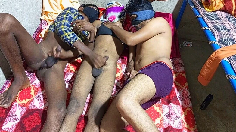 Indian Hijraji: Индийский тройничок со шмелем - пожилой дом два паренька и шмель наслаждаются и полностью развлекаются