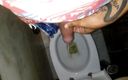 Idmir Sugary: Twink pissen 1 Minute auf der bar-toilette