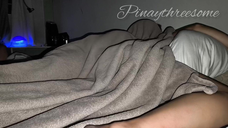 Pinay Threesome: कंबल के नीचे एशियाई चोदने लायक मम्मी का रोमांस। Pinoy Kapol Sa Ilalim Ng Kumot Romanca